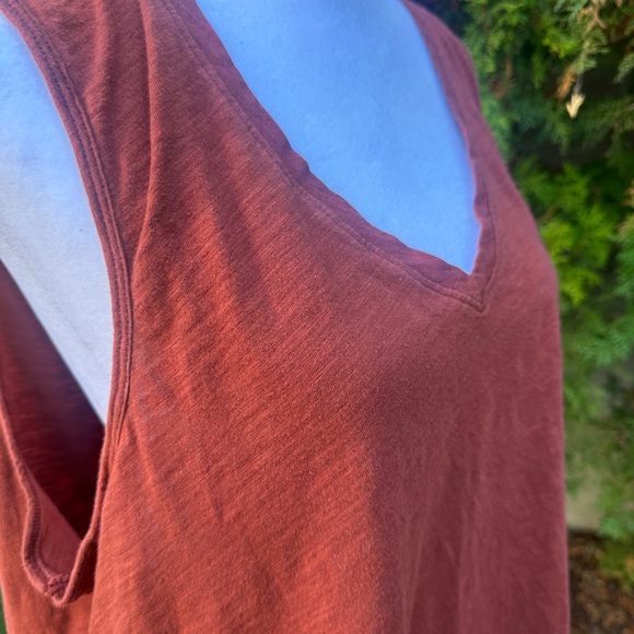 Women’s XL Old Navy Everywhere Rust V-Neck Tank Top - Picture 2 of 3